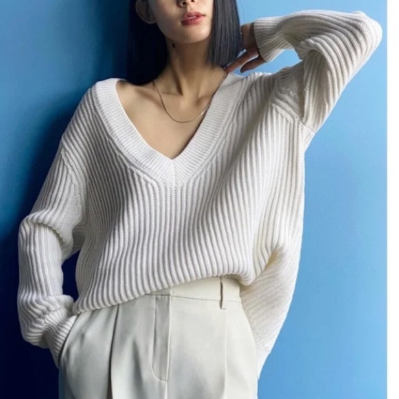 NEW Aritzia Babaton 100% Merino Wool V Neck Sweater in Cream - Picture 1 of 3